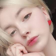 twitter 金髪美人 目元 メイク 美的少女