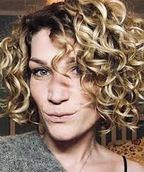 Texture Tales Kim On Living In Germany As A Curly Girl Short Curly Hair Curly Bob Hairstyles Curly Hair Photos