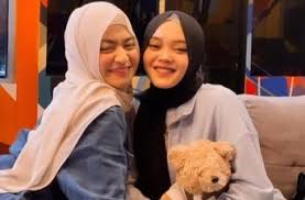 Sebuah video 20 detik nathalie holscher dan manager viral setelah seseorang dari pemilik akun youtube menyebarkan video tersebut. Viral Nathalie Holscher Dicuekin Putri Delina Sule Ungkap Faktanya Matamata Com