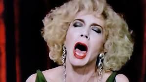 Nery torres cantando " piensa en mi" y haciendo un humilde homenaje a la  actriz Marisa paredes 🌹