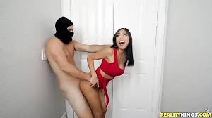 El ladrón entra a robar y se acaba follando a la mujer de...