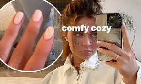 And not her natural dark brown color. Kylie Jenner Ditches Elaborate Manicures And Says She Might Keep Her Natural Nails After Lockdown Daily Mail Online