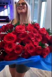 Visualizza altre idee su rose rosse, fiori, bellissimi fiori. Diletta Leotta Rose Rosse Dal Misterioso Ammiratore E Caccia Al Romantico M B