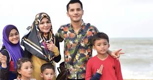 In aliff syukri, berita, shahida mohd rashid. Bekas Pembantu Peribadi Datuk Aliff Syukri Nafi Panggil Datin Shahida Si Bodoh Betina