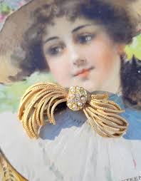 Broche vintage com strass falso pérola dourada arco meados do século