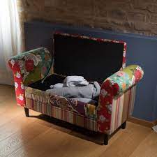 Puoi scegliere un modello con schienale, per avere un comodo sostegno, oppure una panca salvaspazio che si nasconde sotto al tavolo quando non serve. Panca Contenitore Patchwork