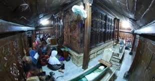 Nama kecilnya adalah raden qasim, kemudian mendapat gelar raden syarifudin. Makam Sunan Giri Menengok Situs Bersejarah Di Daerah Gresik Tempat Me