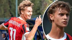 Elle lui doigte l'anus avec son orteil !