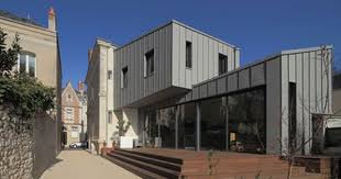 Invisible Depuis La Rue Cette Extension Contemporaine Ossature Bois Et Bardage Zinc Vient Ajouter Construire Une Extension Extension Maison Maison En Pierre