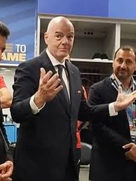 Política leva Infantino a fazer maratona para assistir a jogos da Copa