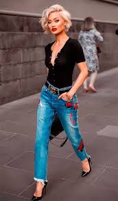 Calças Jeans Que Estão Na Moda 2020 5 Maneiras De Dar Um Up Na Sua Calca Jeans Guita Moda Look Com Calca Look Calca Jeans Moda