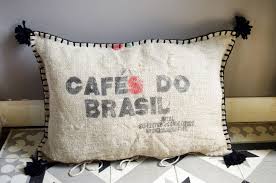 Coussin De Sol En Sac A Cafe Do Brasil De Jute Textiles Et Tapis Par Abracadabroc Coussin En Toile De Jute Sacs De Cafe Rideau Toile De Jute