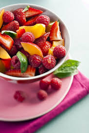 Salade De Fraises Framboises Et Prunes Au Basilic Et Fleur D Oranger Delices Salade De Fraises Salade Fraise Salade