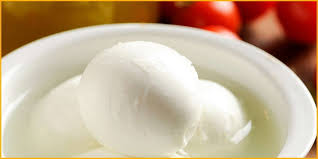 La bufala, che sia zizzona, affumicata o bocconcini, nella sua acqua di governo dura più a lungo, dato che così la pasta filata non perde la parte liquida (la mozzarella è per l'80% composta da acqua) mantenendo il giusto grado di. Come Conservare La Mozzarella In Estate Natacotta