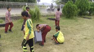 Gambar kartun gotong royong 10 orang memang saat ini sedang banyak dicari oleh teman teman disekitar kita salah satunya kamu. Gambar Gotong Royong Di Sekolah Guru