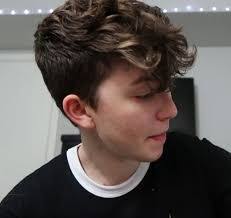 Most overseas stars have already adopted the new style and the androgynous haircuts are popular among those who proclaim gender fluidity. Ftm Haircuts For Wavy Hair Bpatello