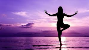 Ser un maestro de yoga tomará entonces más tiempo, tendrá que surgir primero el amor por la práctica del yoga, después investigar sobre linajes, tradiciones, maestros y contenidos. 4 Cosas Que Siempre Quisiste Preguntarle A Un Maestro De Yoga Imagenes De Yoga Fotografia De Yoga El Estilo De Vida Del Yoga