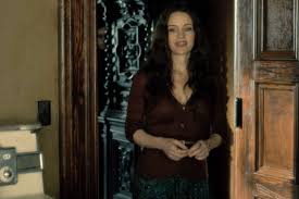 The Haunting Of Hill House All The Hidden Ghosts You Missed House On A Hill Carla Gugino Haunting