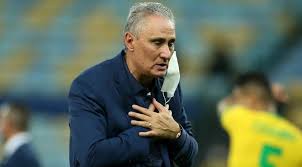 Tite los sigue de cerca. Y0snd Hfl32z6m