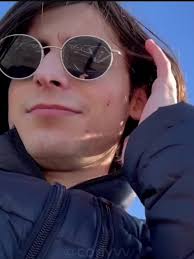 Aidan Con El Pelo Rubio