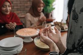 Pada waktu tersebutlah umat muslim berbuka puasa, menghilangkan lapar dan dahaga. Bacaan Doa Berbuka Puasa Ramadan Sesuai Ajaran Rasulullah