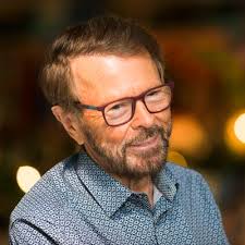 Björn ulvaeus se ve filmu mihne v úvodní scéně z promoce mladé donny jako jeden z profesorů. Abba S Bjorn Ulvaeus Puts Artists Interests Center Stage