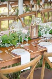 Simple Wedding Place Setting Idea White Napkins With Greenery Centerpiece And Wooden Ta Wedding Place Settings Place Setting Inspiration Greenery Centerpiece