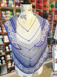Knit definition, to make (a garment, fabric, etc.) by interlocking loops of one or more yarns either by hand with knitting needles or by machine. Knit Knot Strickanleitung Dreieckstuch Mit Mosaikmuster