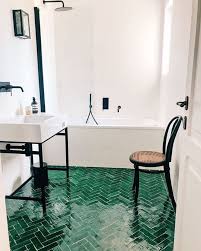 Everyone Should Have Some Green Under Their Bare Feets Lovely Bathroom Inspiration Picture Found At Pinterest Mieszkanie Lazienka