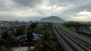 Unearthing the potential of rail keretapi tanah melayu bhd (ktmb), which has a track length spanning over 2,783km and a route length of 1 ^^^^ but then jr was a national rail service (jnr) with many legacy brunches, where ktm was and still essentially just a colonial cargo turned passenger. Bukit Mertajam Malaysia Marz 2018 Hochwinkelzug Ktm Keretapi Tanah Melayu Stock Footage Videos C Cloudyew Gmail Com 194254074 Depositphotos