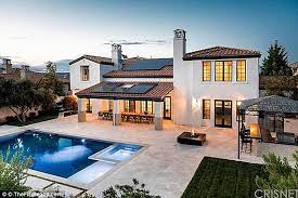 A lot of other celebrities have launched cosmetic lines before kylie jenner and after kylie jenner, though! Kylie Jenner S Starter Haus Das Sie Gekauft Haben Im Alter Von 17 Ist Zuruck Auf Dem Markt Fur 3 6 M Aktuelle Boulevard Nachrichten Und Fotogalerien Zu Stars Sternchen