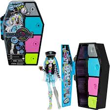 Amazon.com: Monster High Doll and Fashion Set, Frankie Stein with Dress-Up  Locker and 19+ Surprises, Skulltimate Secrets : Toys & Games