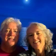 What are the requirements for the alumni memorial page?