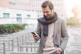 Cm 90 lunghezza giacca e cm 134 lunghezza pantaloni, cm 44 spalla, cm 72 manica. Immagini Stock L Uomo Vestito Casual In Citta In Una Giornata Invernale Di Stagione Image 64891863