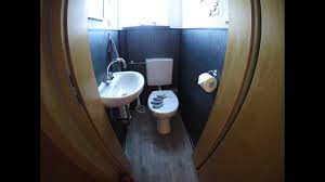 Die 2 zimmer wohnung ist komplett renoviert und voll möbiliert. Wc Renovierung Ohne Fliesen An Einem Wochenende Fertig Wc Renovation Without Tiles Youtube