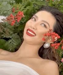 Thùy Tiên khoe thần thái cực đẳng cấp khi chụp ảnh, ê-kíp tung ngay khoảnh  khắc đôi chân bẩn để 'dìm hàng'