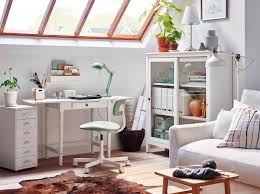 Heimarbeitsplatz Mit Weissem Ingatorp Schreibtisch Hellgrunem Bleckberget Drehstuhl Weisser Hemnes Vitrine Wohnzimmer Schreibtisch Buro Wohnzimmer Mobeldesign