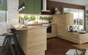 Kuche Im Naturlichen Look Mit Kuchenfronten In Grun Und Holz Kuche Kuchentrends Kuchen Planung