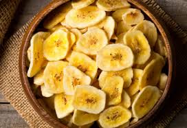 Les Ingredients 5 Bananes Non Mures 2 C A Cafe De Sucre Huile De Tournesol Preparation Prechauffer Le Four A 180 C Eplucher Et Decouper En 2020 Banane Chips Four