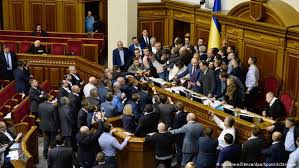 Верховна рада ухвалила в цілому проєкт закону, яким посилила верховна рада на засіданні 5 лютого в другому читанні ухвалила законопроект щодо переходу на електронні трудові книжки. Yak Deputati Verhovnoyi Radi Bilisya Cherez Donbas Den Pershij Politichni Novini Z Ukrayini Analitika Prognozi Komentari Dw 05 10 2017