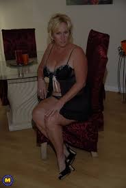 American housewife Molly H gives interracial blowjob - Mature.nl
