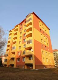 Po rekonstrukci mnoho parkovacích míst ubylo. Stavebni Prace Paneloveho Domu Hodonin Namesti Osvobozeni 5 Hrusecka Cz