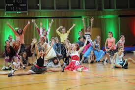 Jazz dance paralleled the birth and spread of jazz itself from roots in black american society and was popularized. Jazzdance Tus Holzkirchen