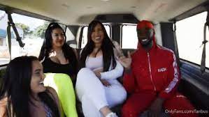 Two big booties on the bus – MUNDOPORN.net