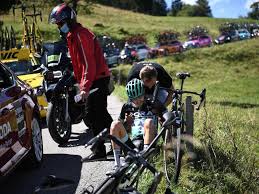 Nach dem kommen in die giro d'italia als favorit, remco evenepoeldas rennen endete nach einem dramatischen sturz stufe 17 auf dem abstieg des passo san valentino. Buchmann Sturz Bei Dauphine Schachmann Und Evenepoel In Lombardei
