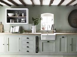 Un décor digne d'un conte de fées vous attend avec ses lustres, ses miroirs, ses couleurs chaudes, ses tentures et ses chandeliers le temps d'un voyage à travers les saveurs. 1001 Idees Comment Integrer La Peinture Vert De Gris Dans Son Interieur Pinterest Deco Cuisine Cuisine Moderne Cuisines Maison