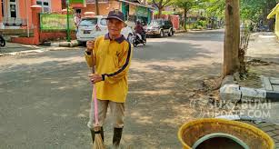 Jadi walaupun anda sudah bosan jadi karyawan, pertahankan pekerjaan anda sambil mempraktekkan 8 cara jadi pengusaha di atas. Semangat Ma Mun Penyapu Jalanan Yang Sukses Didik Anak Hingga Jadi Abdi Negara