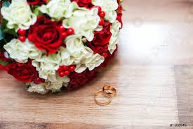 La nostra offerta include anche bouquet di condoglianze, decorazioni di urna e bara e composizioni floreali per lutto, cuscino funebre. Anelli E Un Bouquet Di Nozze Di Rose Rosse E Foto D Archivio Crushpixel