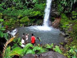Kolam pemandian air panas curug cipanas nagrak berada di tengah kawasan perkebunan milik warga setempat. Air Terjun Murugolo Dan Air Panas Toba Potensi Wisata Kelimutu Yang Menunggu Digarap Mongabay Co Id