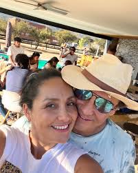 Y aquí estamos 21 años después, quien diría que escribiríamos tremenda  historia. El mejor compañero de vida. Vida llena de altos y bajos, pero lo  importante es salir adelante y remar siempre